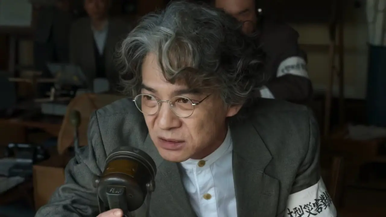 Um cientista japonês dando ordens em Godzilla Minus Zero