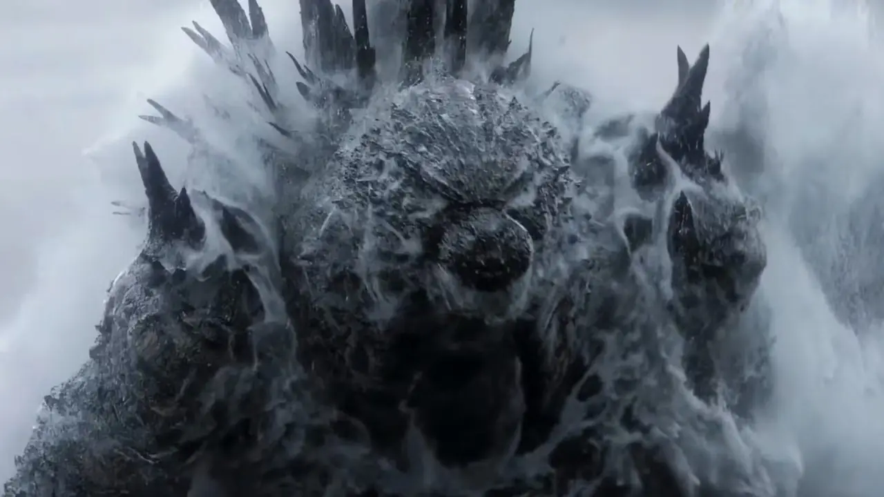 Gojira dyker upp ur vattnet i Godzilla Minus Zero