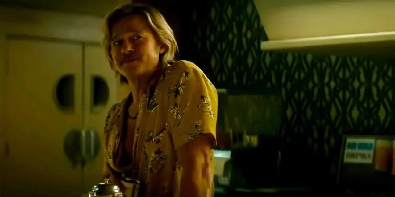Brad Pitt avec une bière dans Les Aventures de Cliff Booth