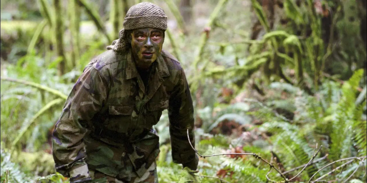 Benicio del Toro i camo som Aaron Hallam i The Hunted Benicio del Toro i camo som Aaron Hallam i The Hunted