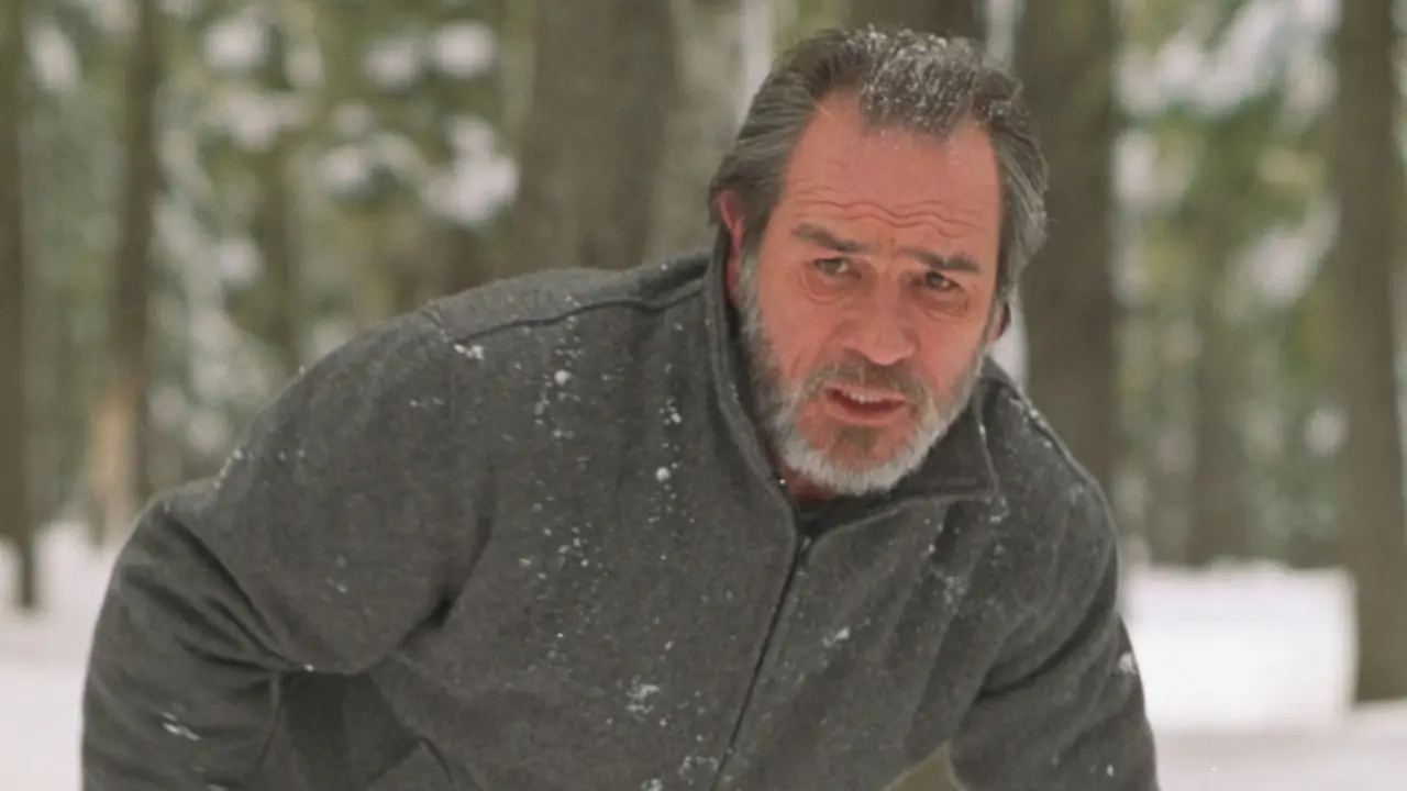 Tommy Lee Jones na śniegu jako Bonham w filmie „The Hunted”.