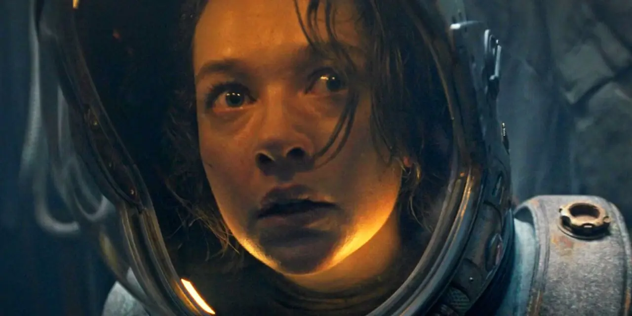 Cailee Spaeny는 Alien Romulus의 Rain 역을 맡아 겁에 질린 표정을 짓고 있습니다.