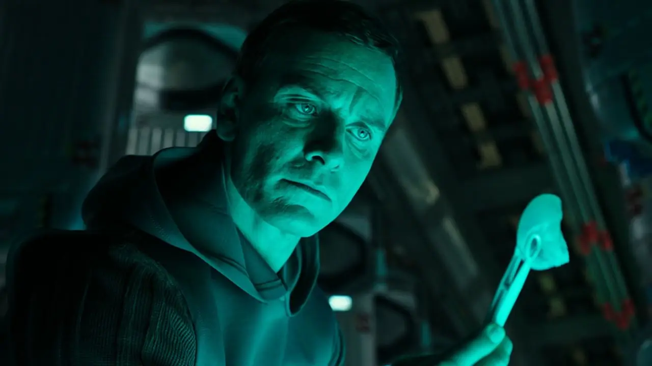 David examinando algo en Alien: Covenant