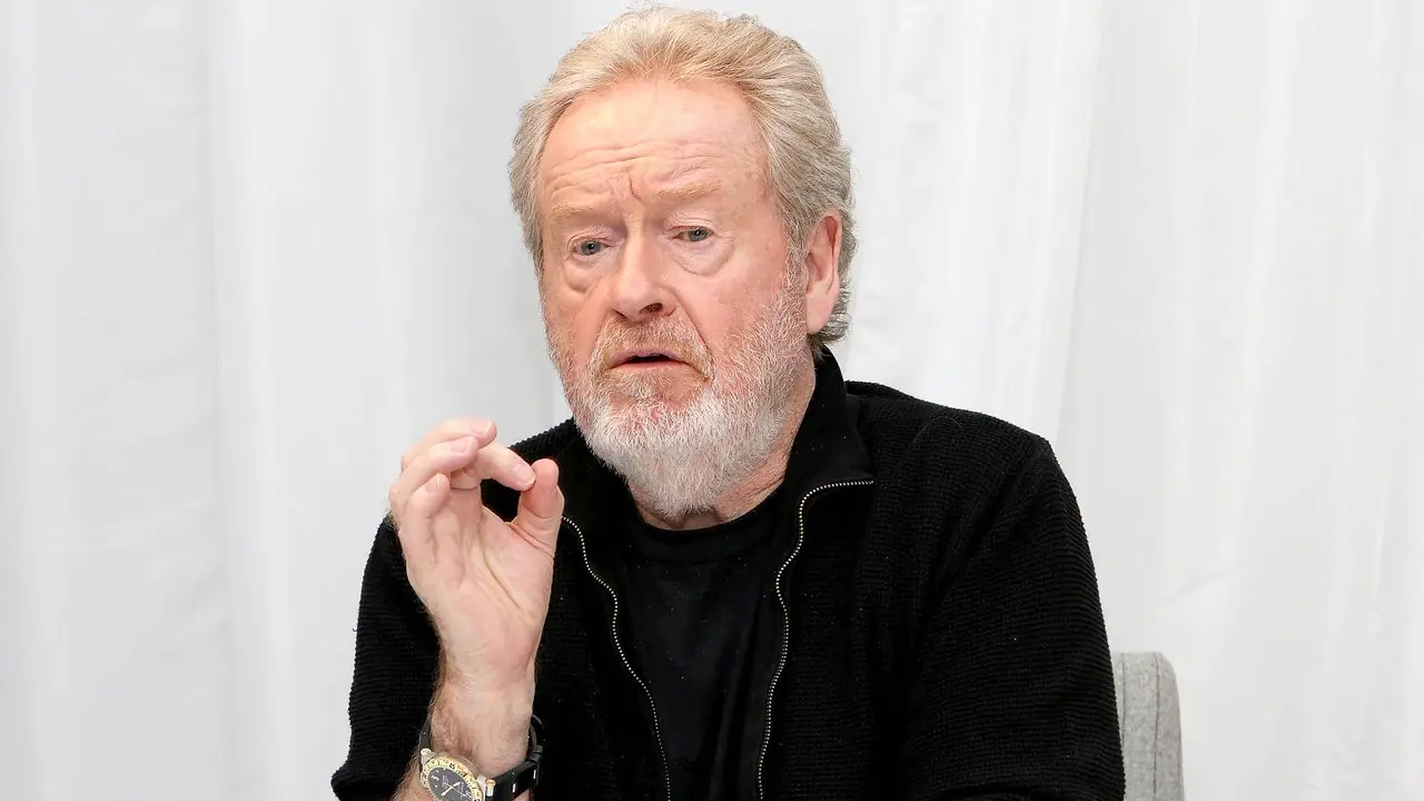 Ridley Scott avec la main levée lors d'une conférence de presse d'Alien: Covenant