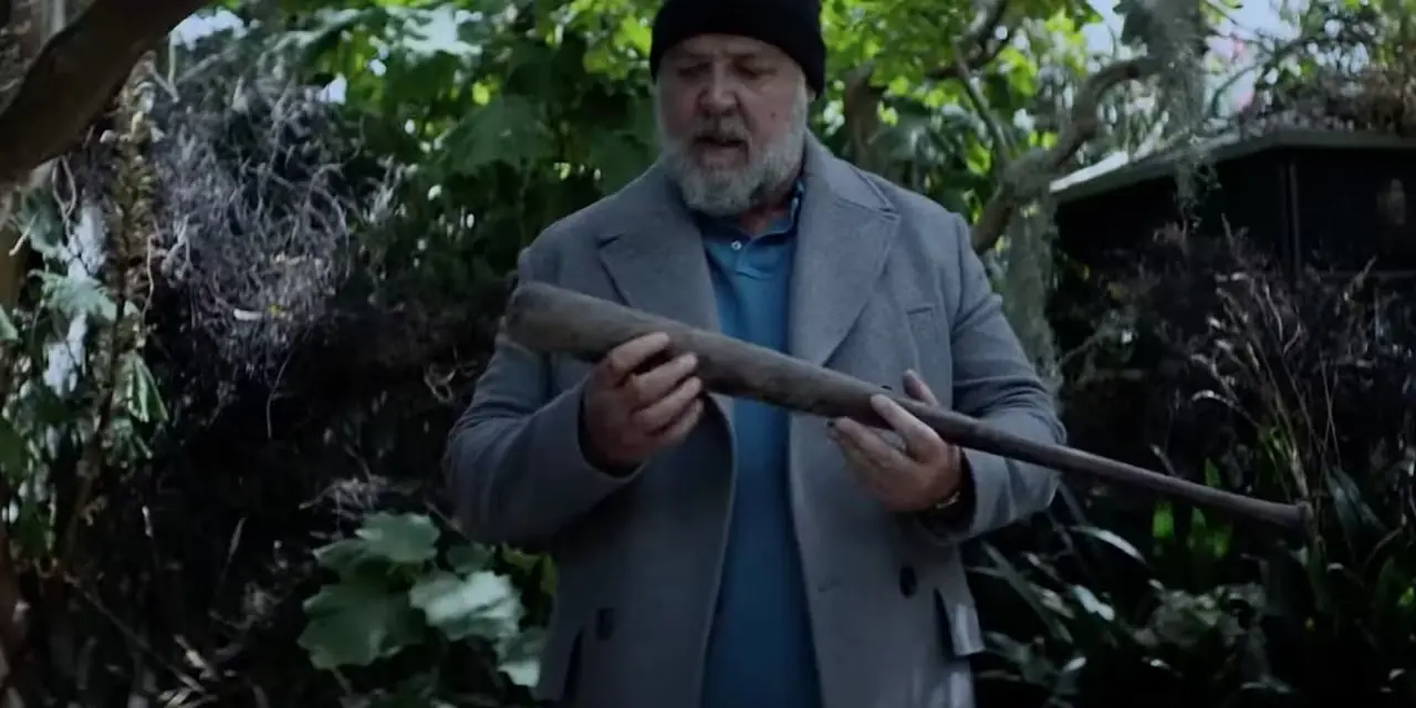 Russell Crowe blickt als Roy in „Sleeping Dogs“ auf einen Baseballschläger