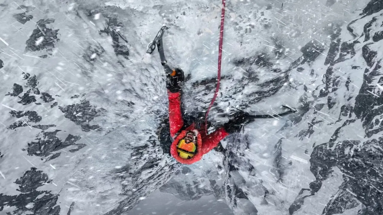 Een man die een berg beklimt in The Last First: Winter K2 Een man die een berg beklimt in The Last First: Winter K2