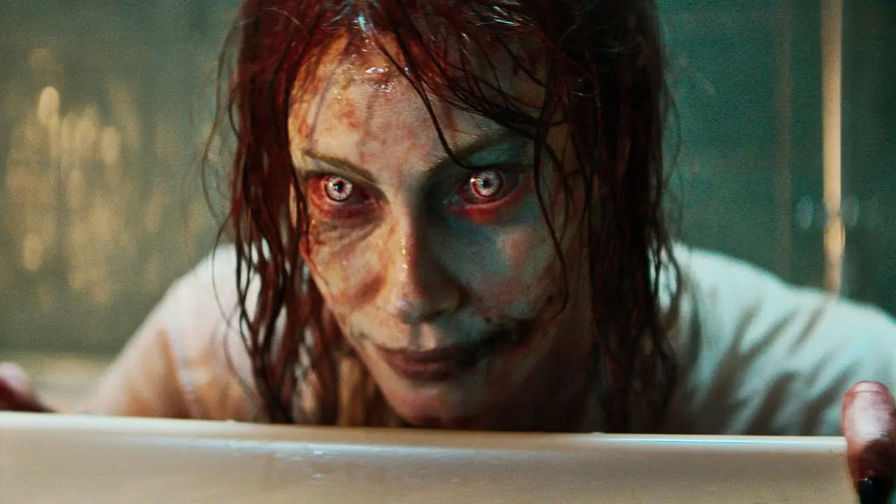 Ellie di Alyssa Sutherland che esce da una vasca da bagno in Evil Dead Rise Ellie di Alyssa Sutherland che esce da una vasca da bagno in Evil Dead Rise
