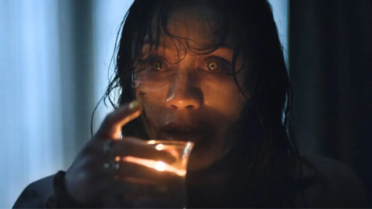 Luciane Buchanan dans le rôle de Thya dans Evil Dead Burn
