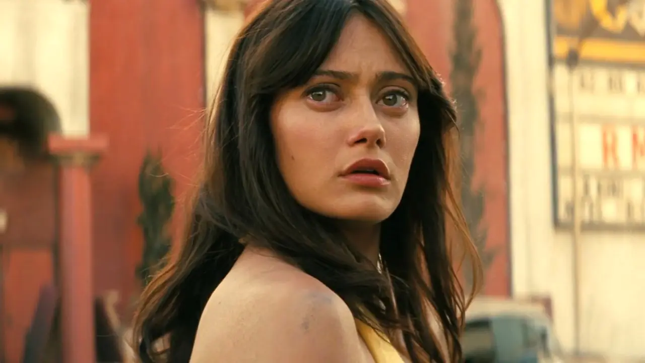 Lucy de Ella Purnell mirando entre lágrimas hacia Maximus de Aaron Moten afuera del Lucky 38 en la temporada 2 de Fallout
