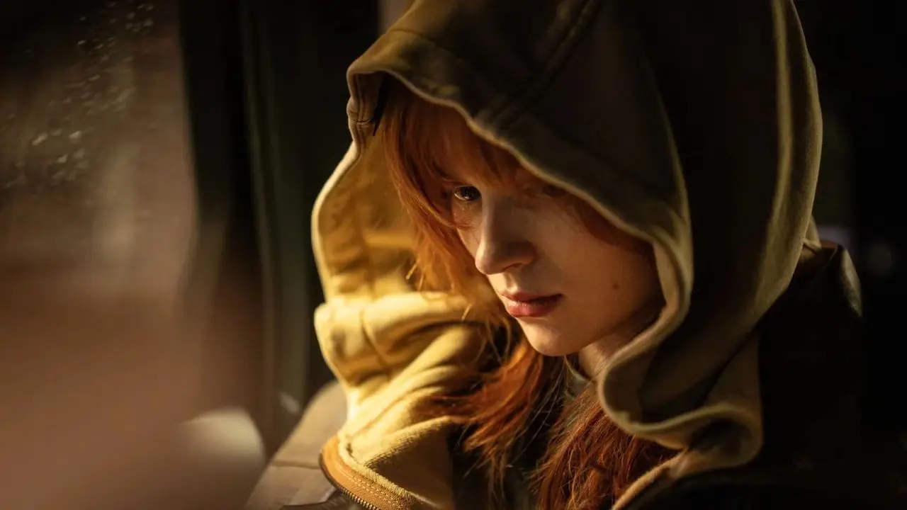 Sadie Sink como Jean Grey em um carro em Homem-Aranha: Novo Dia