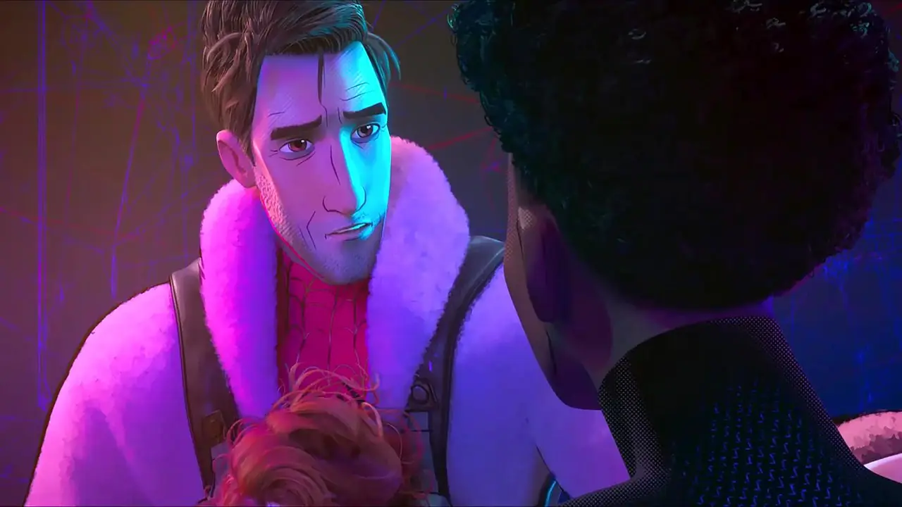Peter B. Parker con su mano en el hombro de Miles luciendo preocupado mientras Mayday está en su pecho en Spider-Man: Across the Spider-Verse