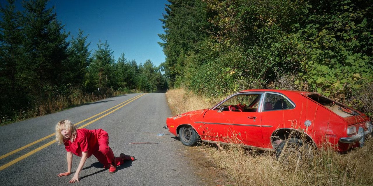 Willa Fitzgerald incarne la dame qui se précipite sur la route depuis sa voiture accidentée dans Strange Darling