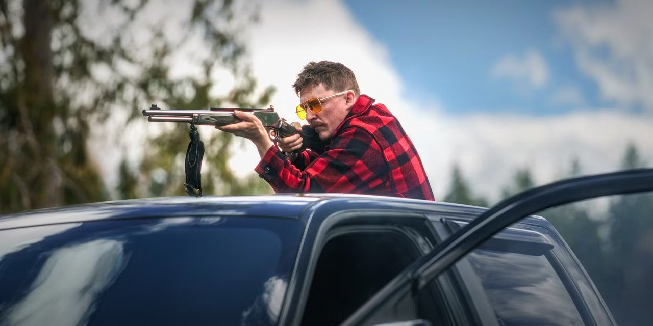 Kyle Gallner nel ruolo del demone che punta il fucile da Sul tetto del suo camion in Strange Darling