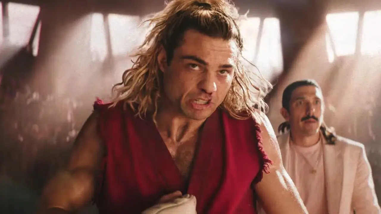 Noah Centeneo, Street Fighter'da bir dövüşü bitiriyor