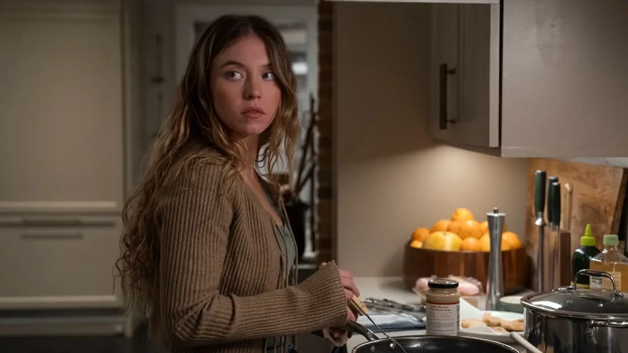 Sydney Sweeney cocinando en The Housemaid