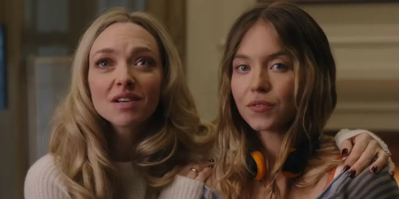 Amanda Seyfried und Sydney Sweeney stehen in „The Housemaid“ nebeneinander