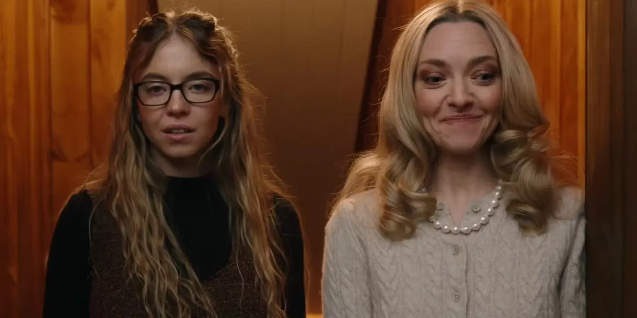 Amanda Seyfried und Sydney Sweeney stehen in „The Housemaid“ nebeneinander
