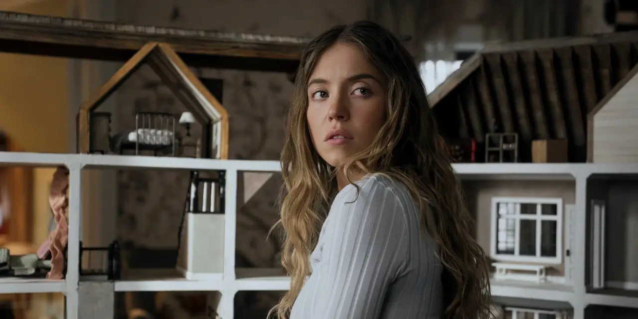 Sydney Sweeney som Millie Calloway ser over skulderen hennes i The Housemaid