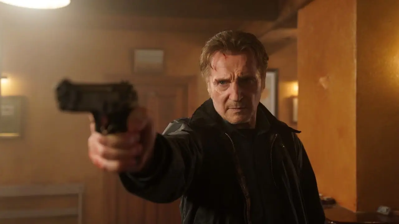 Liam Neeson con una pistola En la tierra de santos y pecadores