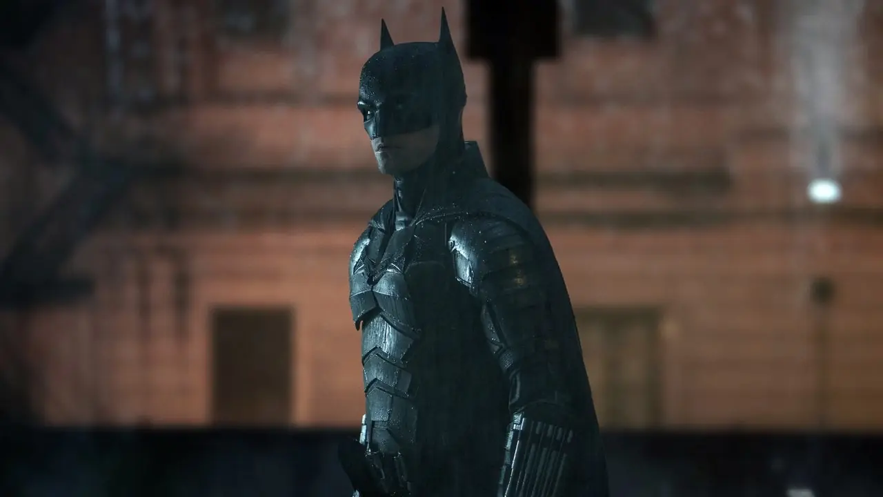 Robert Pattinson als Batman steht in „The Batman“ vor einem Gebäude