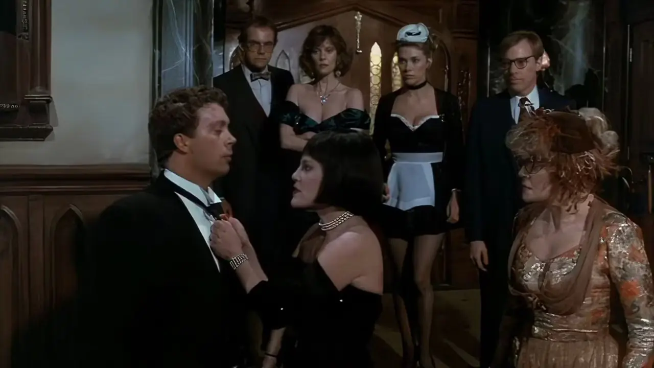 Madeline Kahn como la Sra. White amenaza a Tim Curry como Wadsworth en Clue