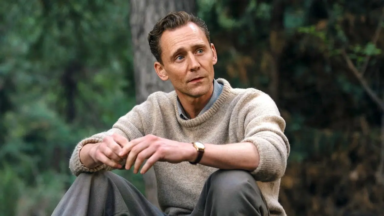 Tom Hiddleston guarda qualcuno a Tenzing