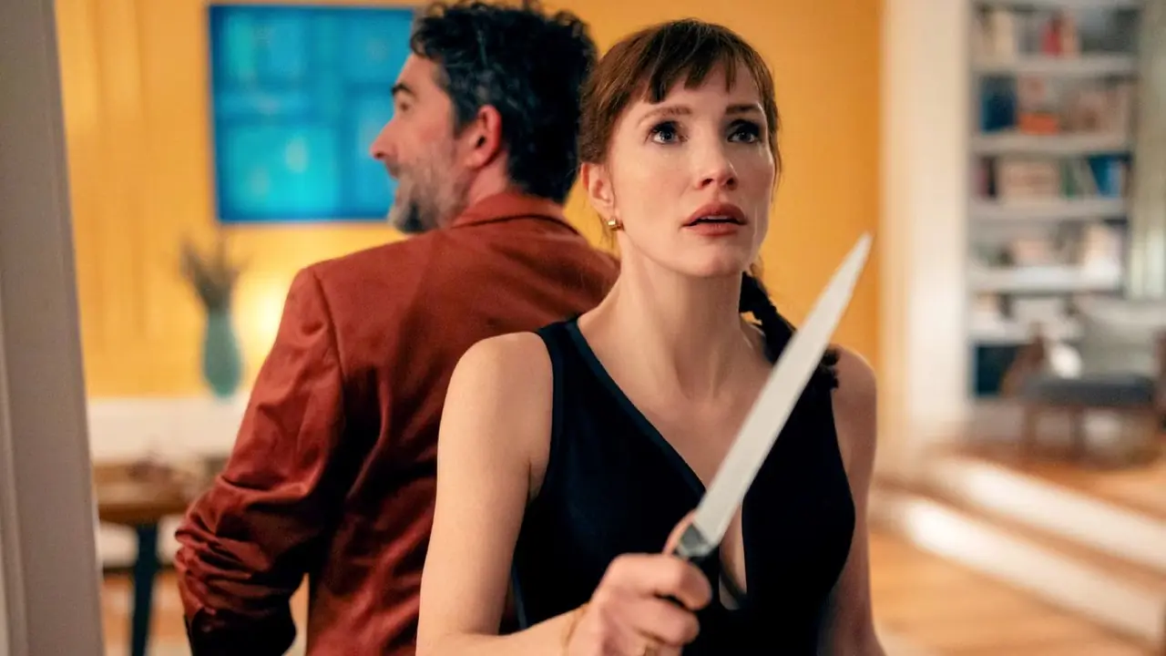 अदर मॉमी में जेसिका चैस्टेन जे डुप्लास के साथ एक के बाद एक चाकू लहराती हुई
