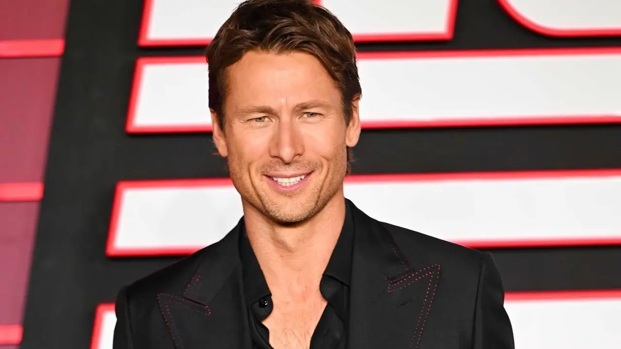 Glen Powell, The Running Man'in kırmızı halısına katılıyor
