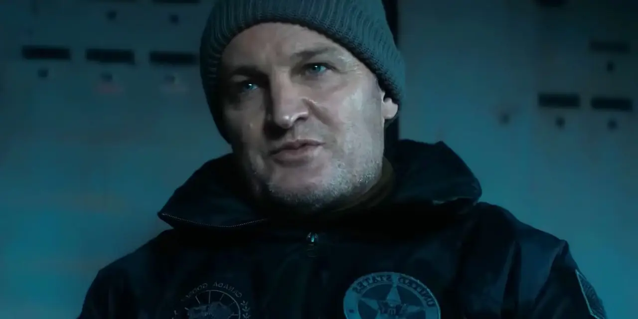 Jason Clarke als Frank die wrang lacht in The Last Frontier