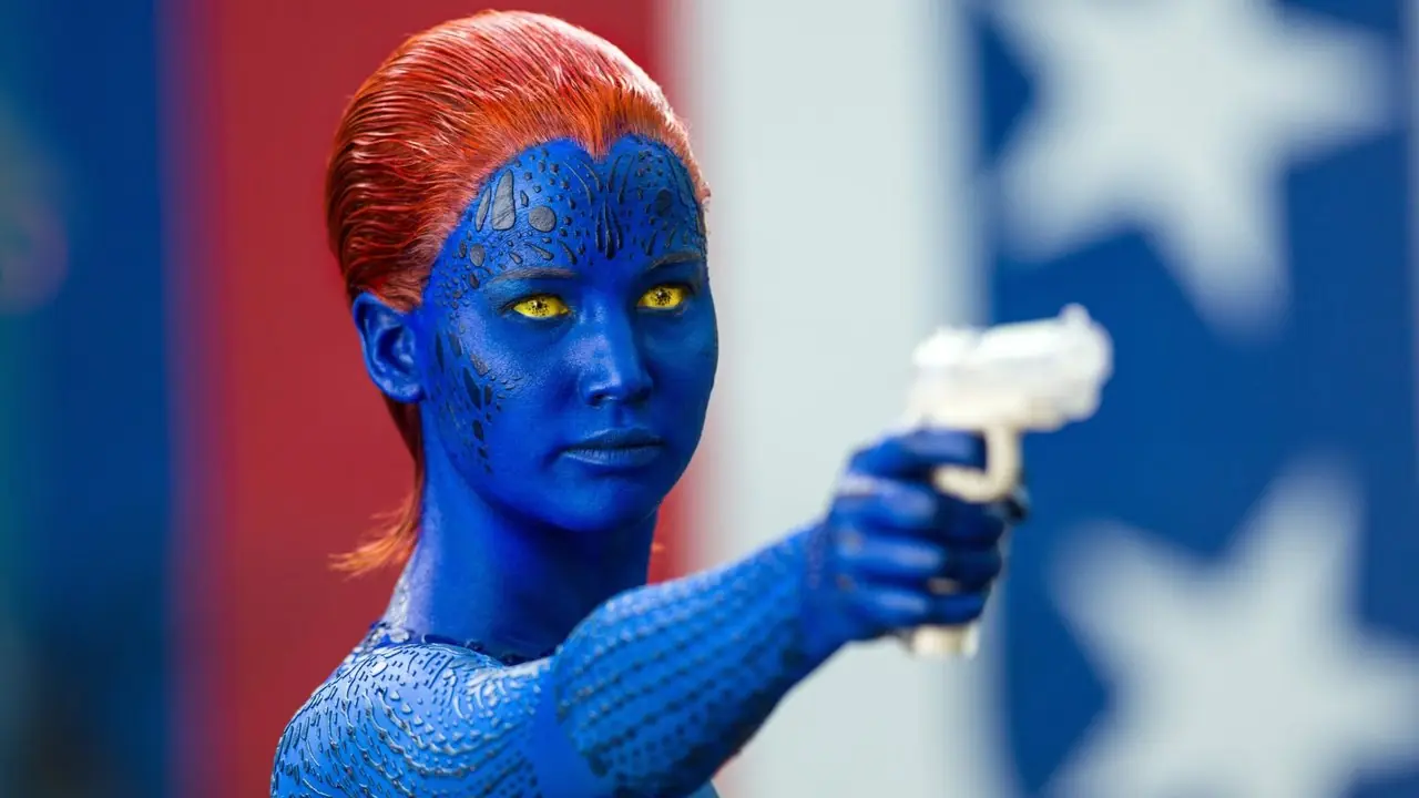 Mystique (Jennifer Lawrence) håller en plastpistol i X-Men: Days of Future Past