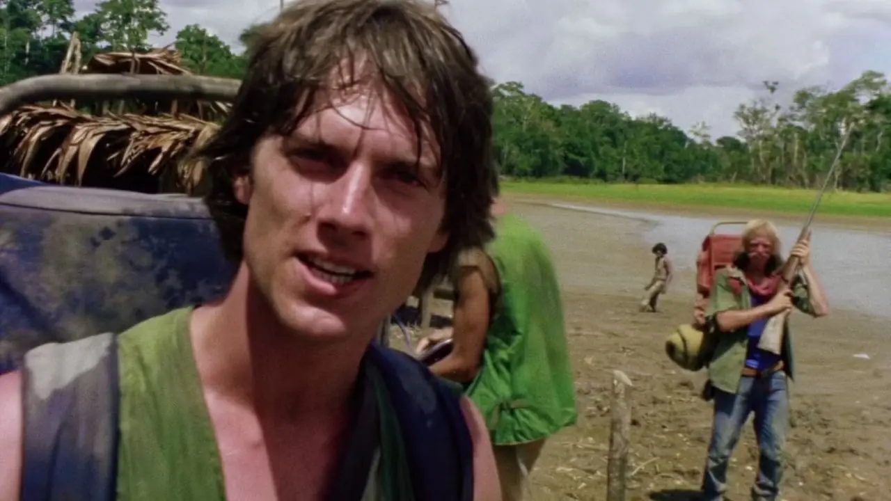 Un hombre habla con la cámara en Cannibal Holocaust