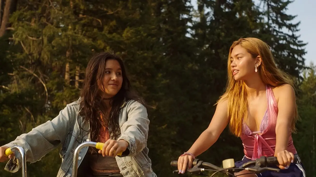 Girls Like Girls recension: Fantastiska föreställningar lyfter denna effektiva (men bekanta) tonårsromantik