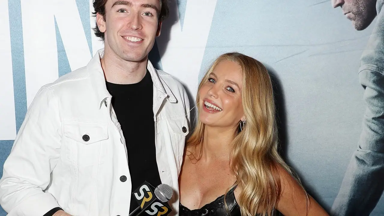 Annabelle Wallis und Liam Crowley stehen bei der Mutiny-Vorführung in NYC