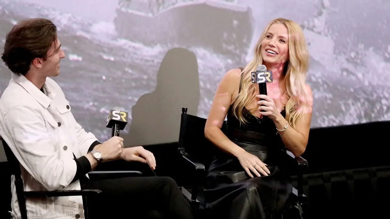 뉴욕의 Mutiny Opentving에서 Q&A 중에 웃고 있는 Annabelle Wallis