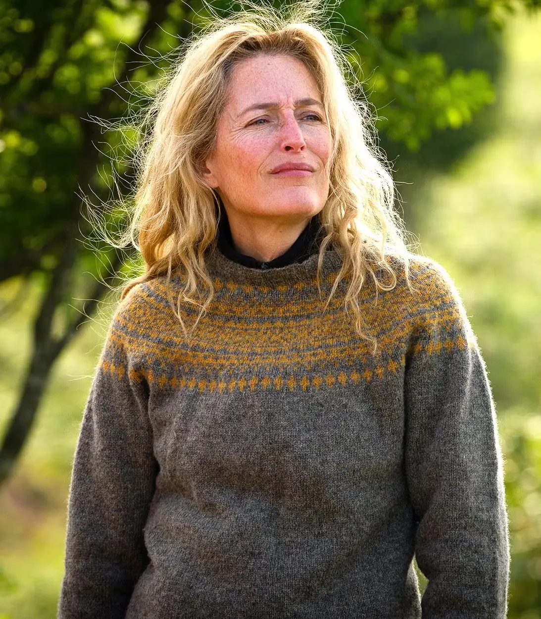 The Salt Path에 자랑스럽게 서 있는 Gillian Anderson의 Raynor The Salt Path에 자랑스럽게 서 있는 Gillian Anderson의 Raynor