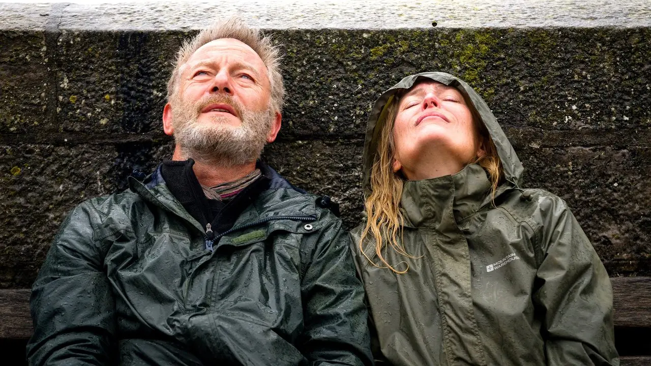 Jason Isaacs og Gillian Anderson dykker dypt inn i "Beautiful" True Story Drama The Salt Path