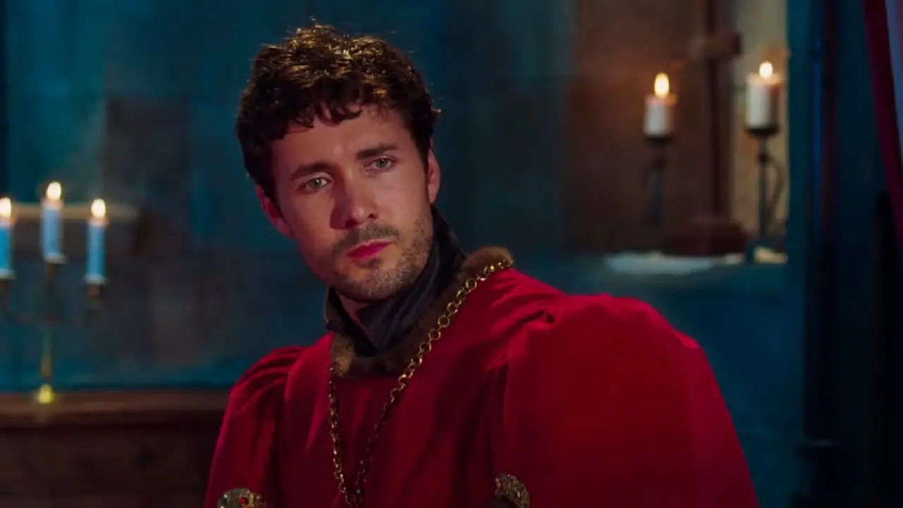 Jonah Hauer-King starrt seine Frau ausdruckslos in „The Face of Horror“ an Jonah Hauer-King starrt seine Frau ausdruckslos in „The Face of Horror“ an