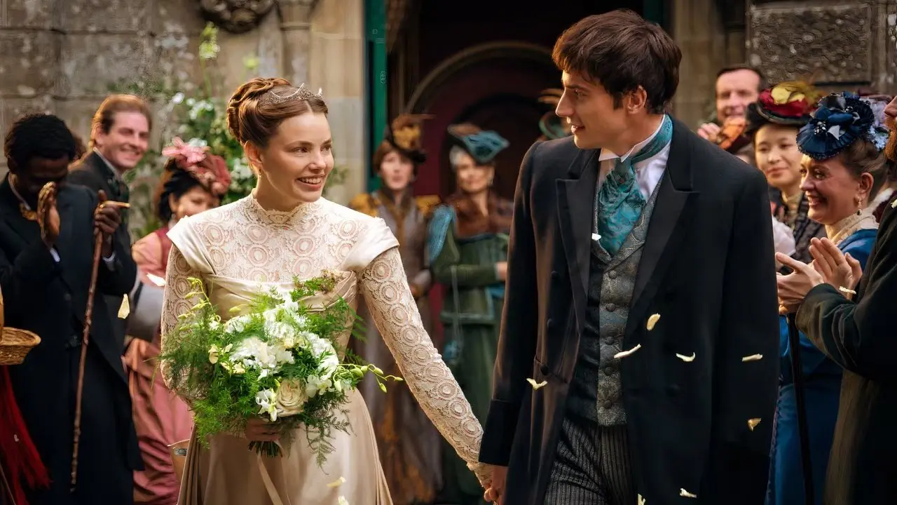 Nan et Theo se regardent le jour de leur mariage dans The Buccaneers saison 2 Nan et Theo se regardent le jour de leur mariage dans The Buccaneers saison 2