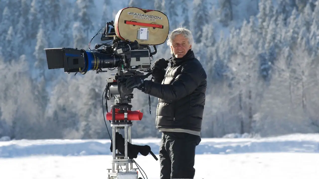 『X-ファイル:信じたい』セットで雪原でカメラの後ろに立つクリス・カーター