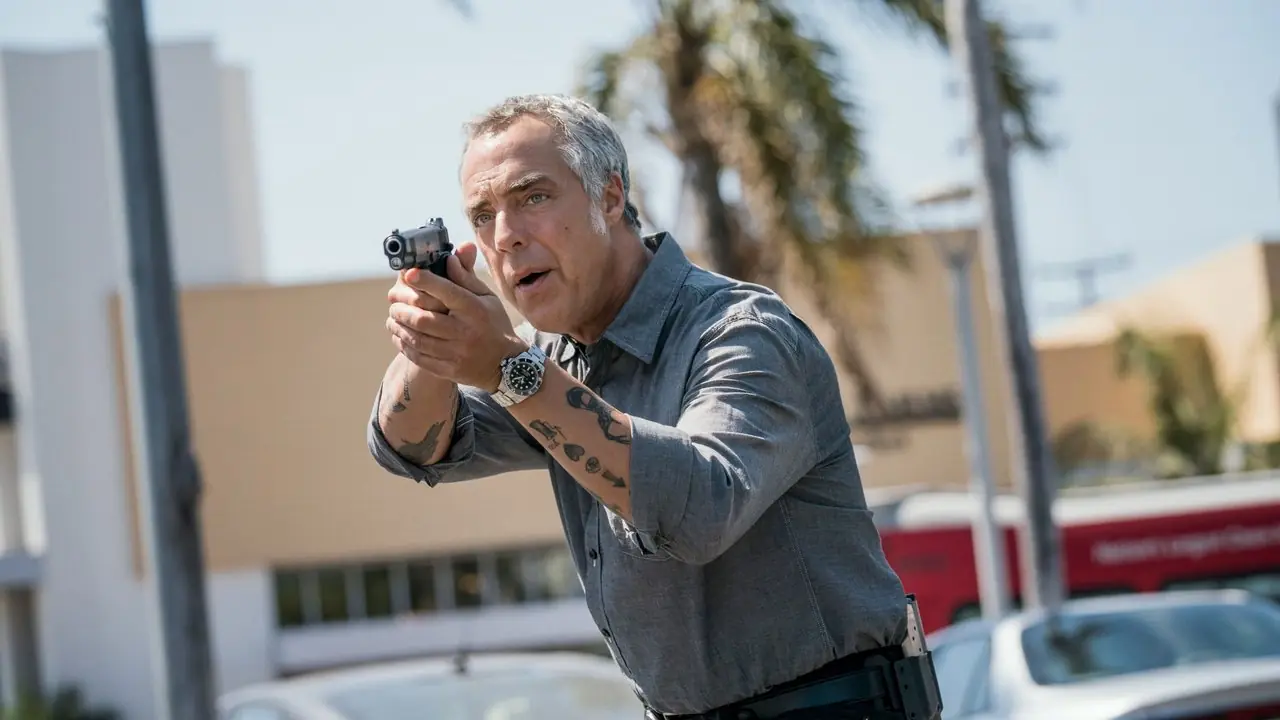 Titus Welliver som Harry Bosch siktar en pistol i Bosch Titus Welliver som Harry Bosch siktar en pistol i Bosch