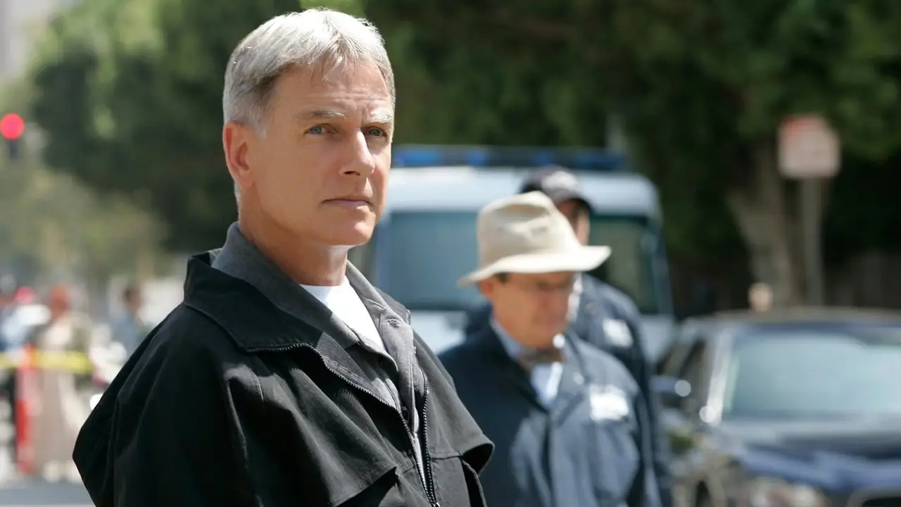NCIS'ten alınan bir fotoğrafta, Leroy Jethro Gibbs'in kameranın dışına baktığı bir görüntü.