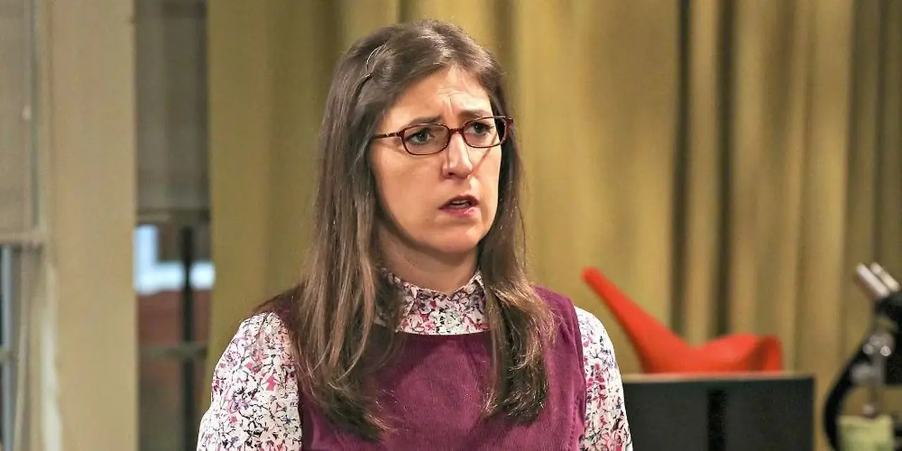 Mayim Bialik jako Amy Farrah Fowler w „Teorii wielkiego podrywu” wygląda na zdenerwowaną