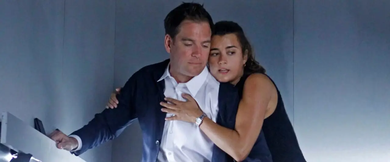 Tony (Michael Weatherly) og Ziva (Cote de Pablo) holder fast i hverandre i en fallende heis i NCIS Tony (Michael Weatherly) og Ziva (Cote de Pablo) holder fast i hverandre i en fallende heis i NCIS