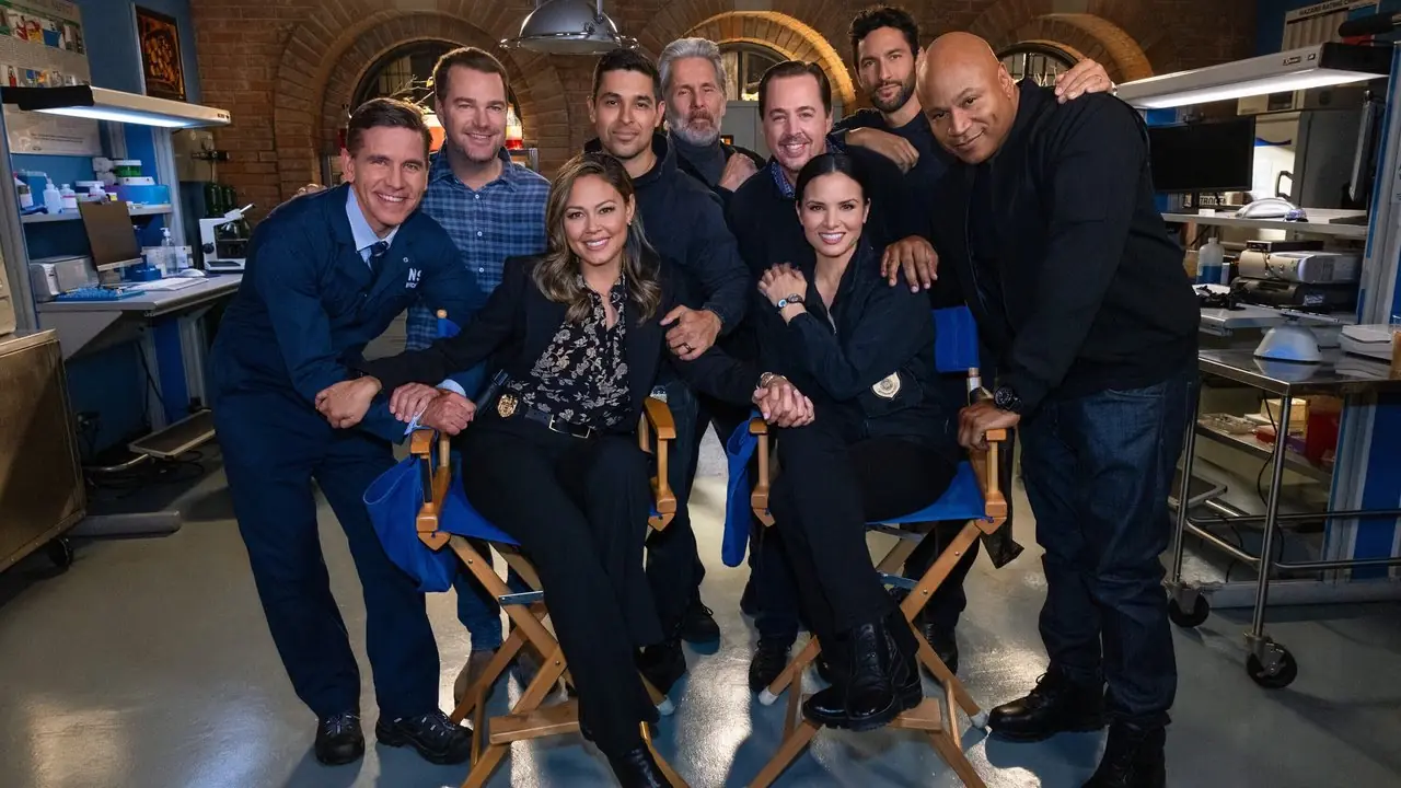 El elenco de NCIS con los miembros del elenco de NCIS: Hawaii y NCIS: Los Ángeles en una foto detrás de escena. El elenco de NCIS con los miembros del elenco de NCIS: Hawaii y NCIS: Los Ángeles en una foto detrás de escena.
