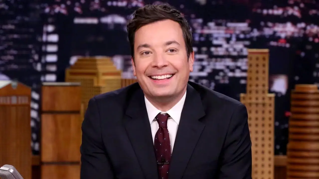 Jimmy Fallon sonríe mientras presenta su programa de entrevistas nocturno.