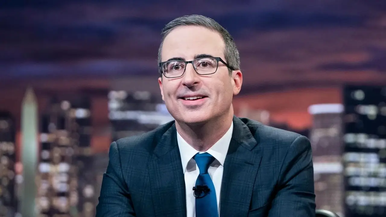 John Oliver presentando su programa de entrevistas nocturno.