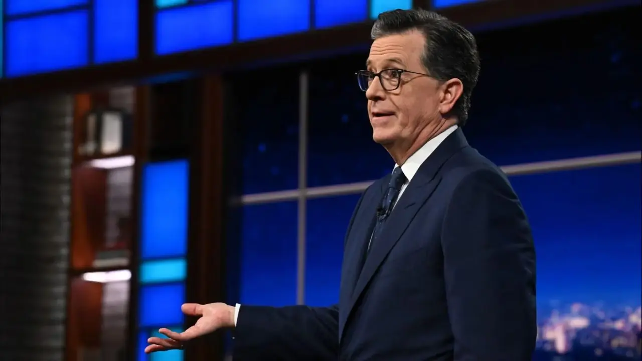 Stephen Colbert durante seu monólogo no final de The Late Show with Stephen Colbert. Stephen Colbert durante seu monólogo no final de The Late Show with Stephen Colbert.