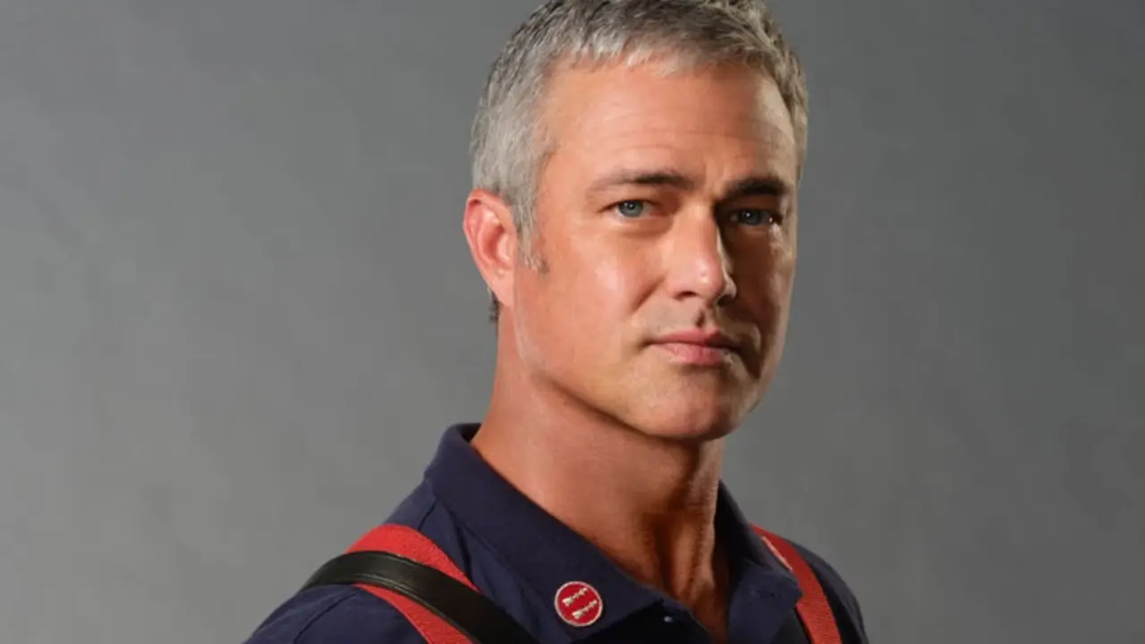 Werbefoto von Taylor Kinney für die 15. Staffel von Chicago Fire Werbefoto von Taylor Kinney für die 15. Staffel von Chicago Fire