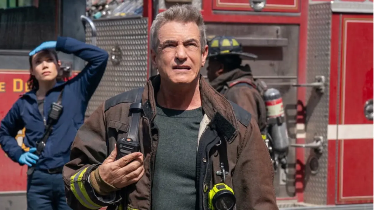 Il capo Pascal osserva un'esplosione nel finale della stagione 14 di Chicago Fire Il capo Pascal osserva un'esplosione nel finale della stagione 14 di Chicago Fire