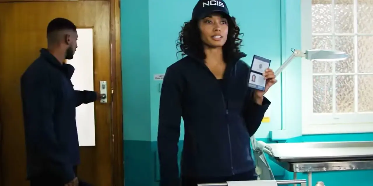 NCIS سيدني ميشيل ماكي تحمل شارتها NCIS سيدني ميشيل ماكي تحمل شارتها